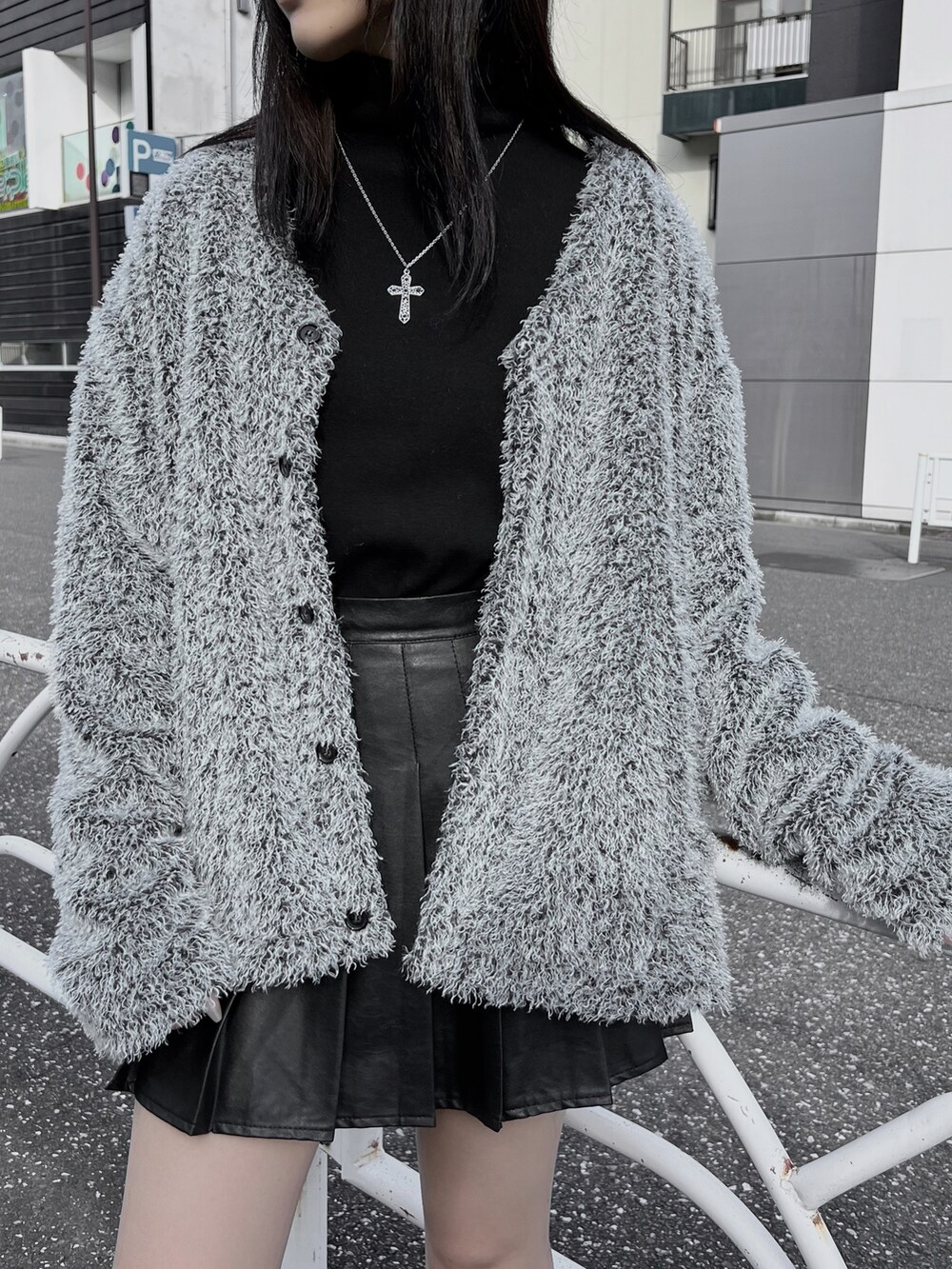 ブラック系のTシャツ/カットソー、ブラック系のスカート、グレー系のカーディガン/ボレロを着用したレディースの秋コーディネートの3枚目の写真