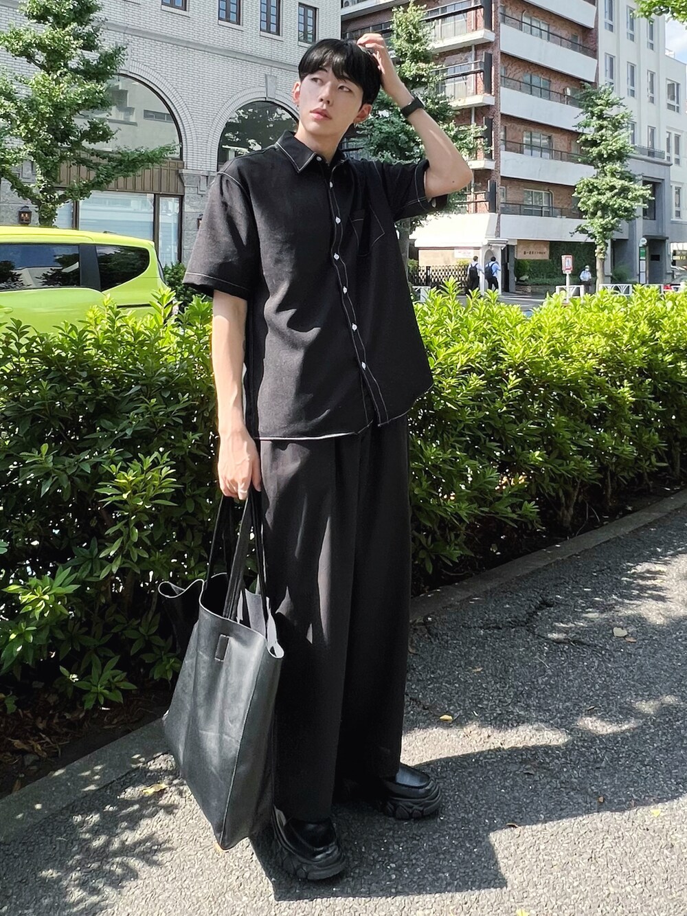 ブラック系のローファー、ブラック系のその他パンツ、ブラック系のシャツ/ブラウスを着用したメンズの秋コーディネートの3枚目の写真