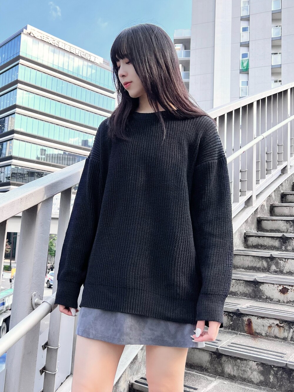 ブラック系のブルゾン、ブラック系のニット/セーター、ブラック系のスカートを着用したレディースの冬コーディネートの3枚目の写真