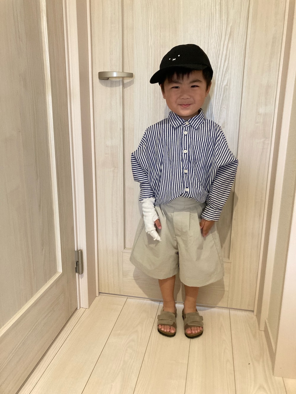 「夏コーデ、キャップ、ミッフィー、シャツ、ハーフパンツ、サンダル、プチプラ、ストライプ、ショルダーバッグ」｜「BREEZEのコンフォートストラップサンダル（サンダル、ベージュ系）」を使った、a04030109さん（キッズ・100cm）の夏コーディネートの3枚目の写真