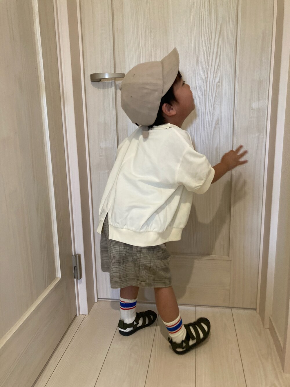 ホワイト系のTシャツ/カットソー、その他のその他パンツ、グリーン系のサンダルを着用したキッズの夏コーディネートの2枚目の写真