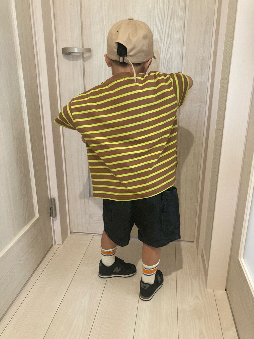 「ミッフィー、ボーダーTシャツ、ブラウン、シンプルコーデ、くつした×スニーカー、ニューバランス、デニムパンツ、ブラックデニム、カジュアルコーデ、真夏のアクティブスタイル」｜「LOWRYS FARMのＵＳＡボーダーＴシャツ　937148（Tシャツ/カットソー、ブラウン系）」を使った、a04030109さん（キッズ・100cm）の夏コーディネートの2枚目の写真