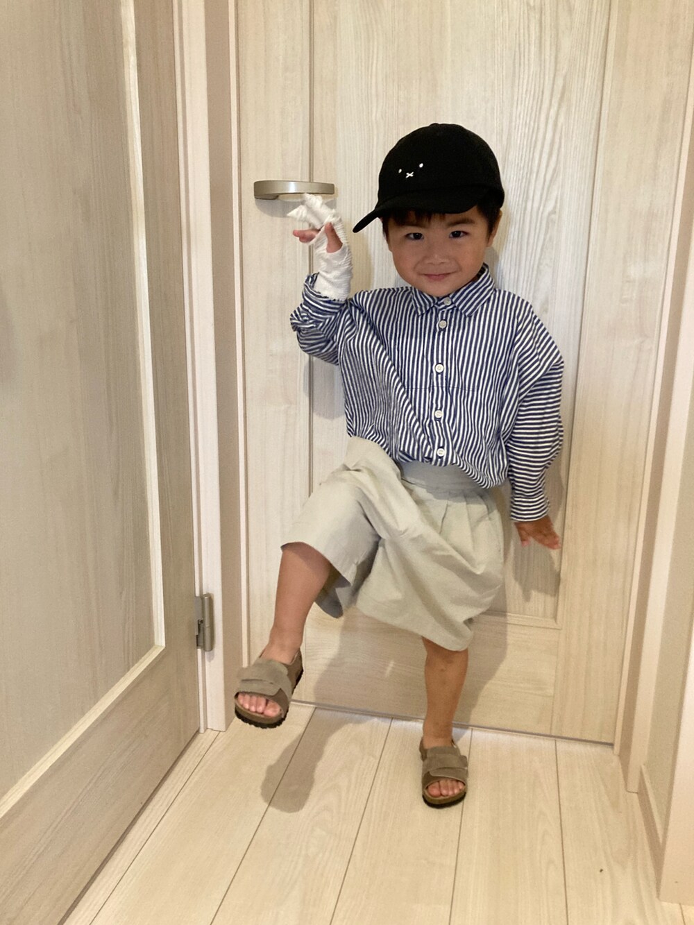 「夏コーデ、キャップ、ミッフィー、シャツ、ハーフパンツ、サンダル、プチプラ、ストライプ、ショルダーバッグ」｜「BREEZEのコンフォートストラップサンダル（サンダル、ベージュ系）」を使った、a04030109さん（キッズ・100cm）の夏コーディネートの2枚目の写真