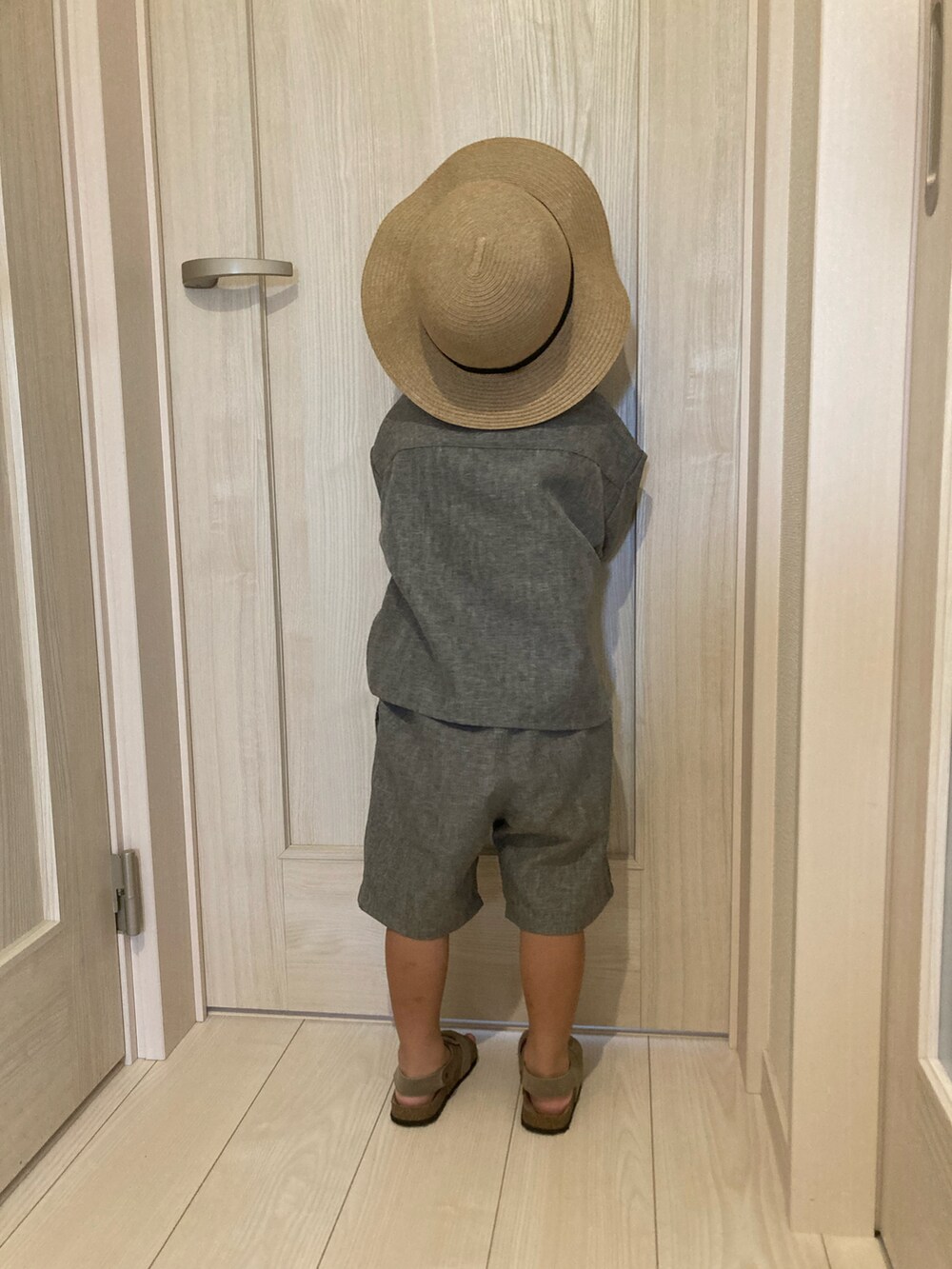 グレー系のシャツ/ブラウス、グレー系のパンツ、ベージュ系のサンダルを着用したキッズの夏コーディネートの2枚目の写真