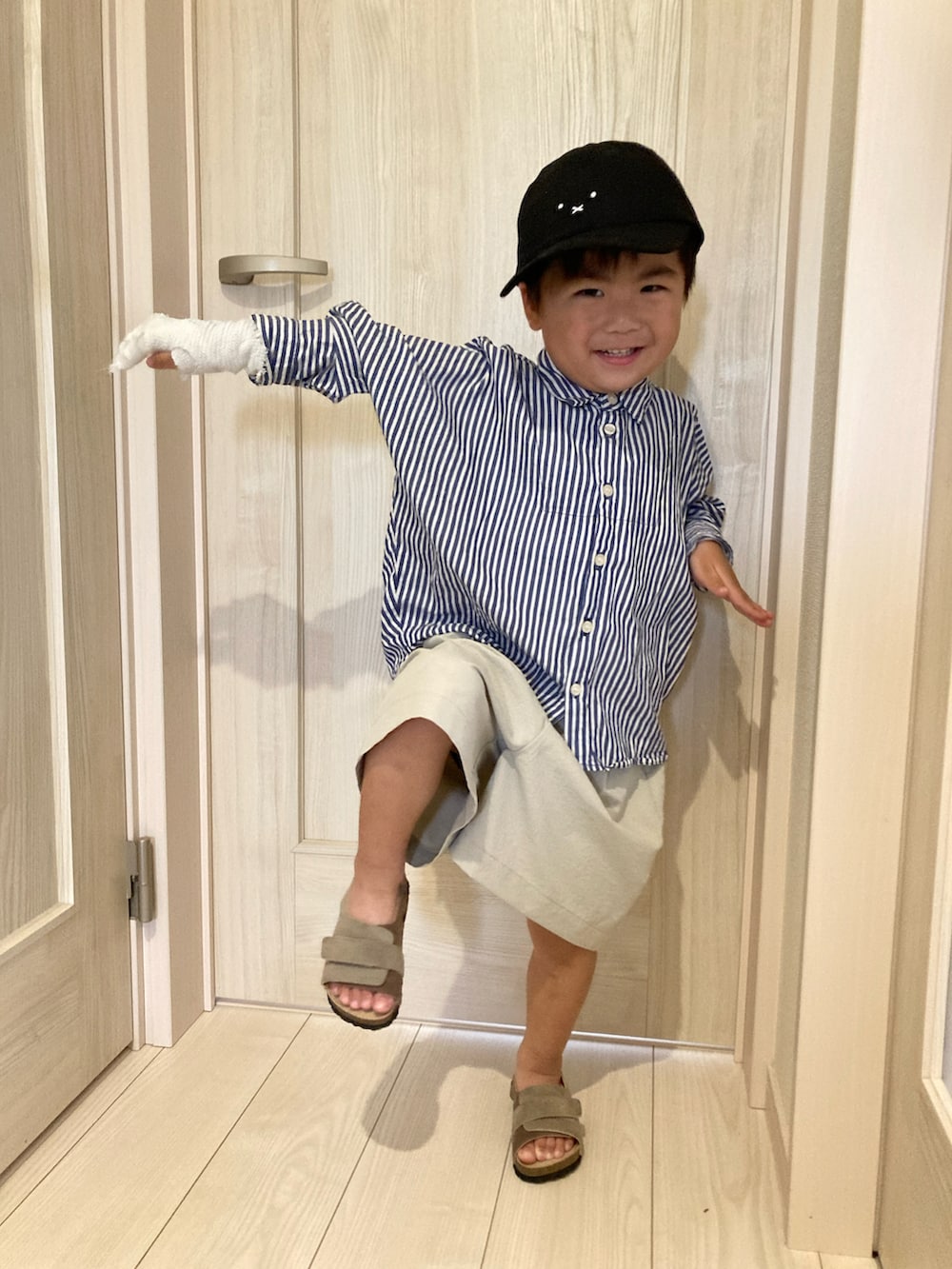 「夏コーデ、キャップ、ミッフィー、シャツ、ハーフパンツ、サンダル、プチプラ、ストライプ、ショルダーバッグ」｜「BREEZEのコンフォートストラップサンダル（サンダル、ベージュ系）」を使った、a04030109さん（キッズ・100cm）の夏コーディネートの4枚目の写真