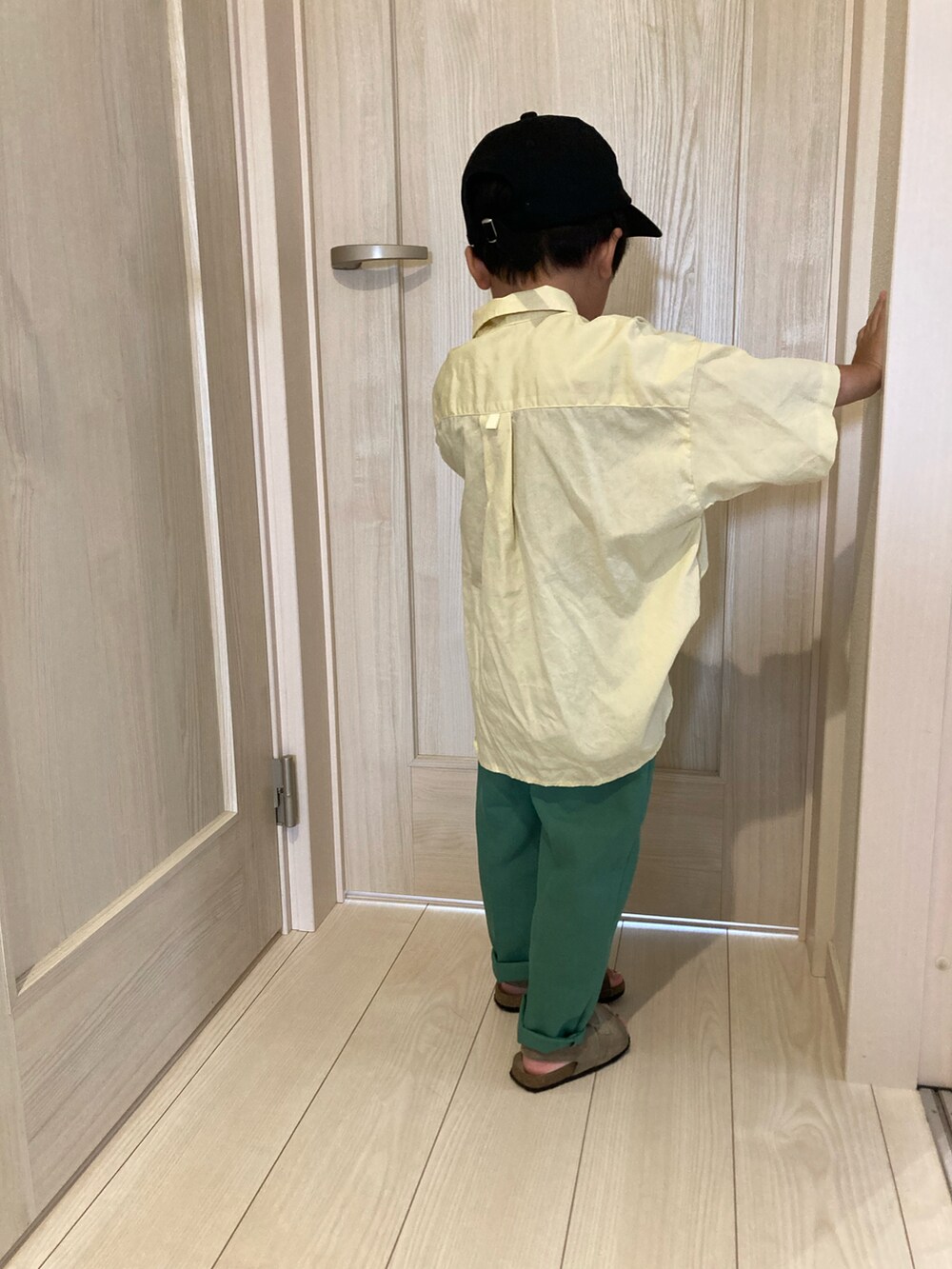 「lowrysfarmkids、パンツスタイル、パステルカラー、イエロー、グリーン、サンダル、シャツ、キャップ、ミッフィー、オーシャンアンドグラウンド」｜「BREEZEのコンフォートストラップサンダル（サンダル、ベージュ系）」を使った、a04030109さん（キッズ・100cm）の秋コーディネートの2枚目の写真