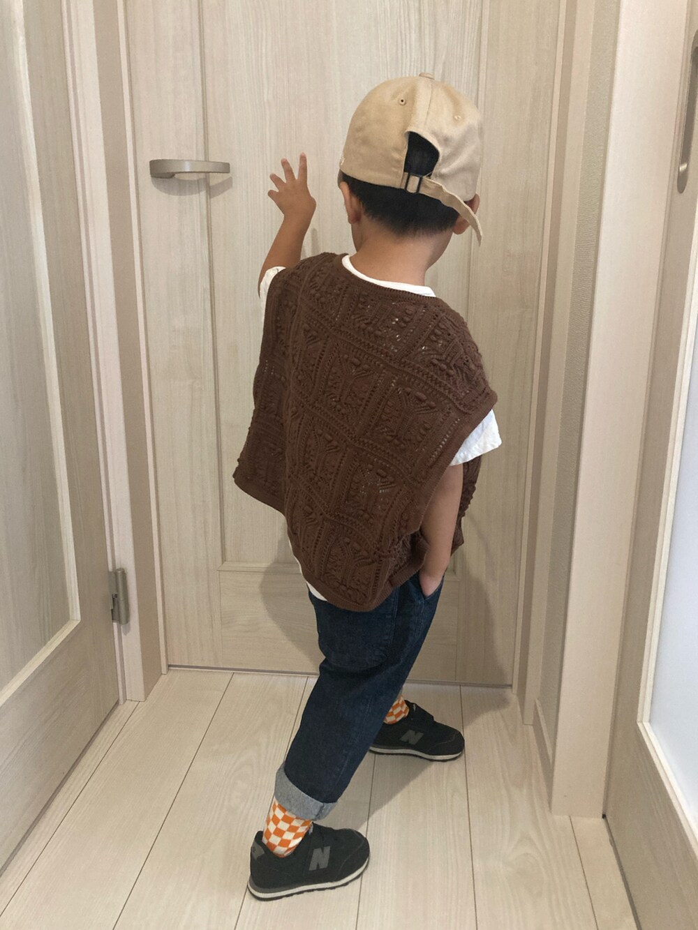 「キッズコーデ、ベスト、デニムパンツ、ソックス、ブラウン、ミッフィー、シンプルコーデ、ニューバランス、ローリーズファーム(LOWRYS FARM)、カジュアルコーデ、真夏のアクティブスタイル」｜「NEW BALANCEのアイテム（スニーカー、ブラック系）」を使った、a04030109さん（キッズ・100cm）の夏コーディネートの2枚目の写真