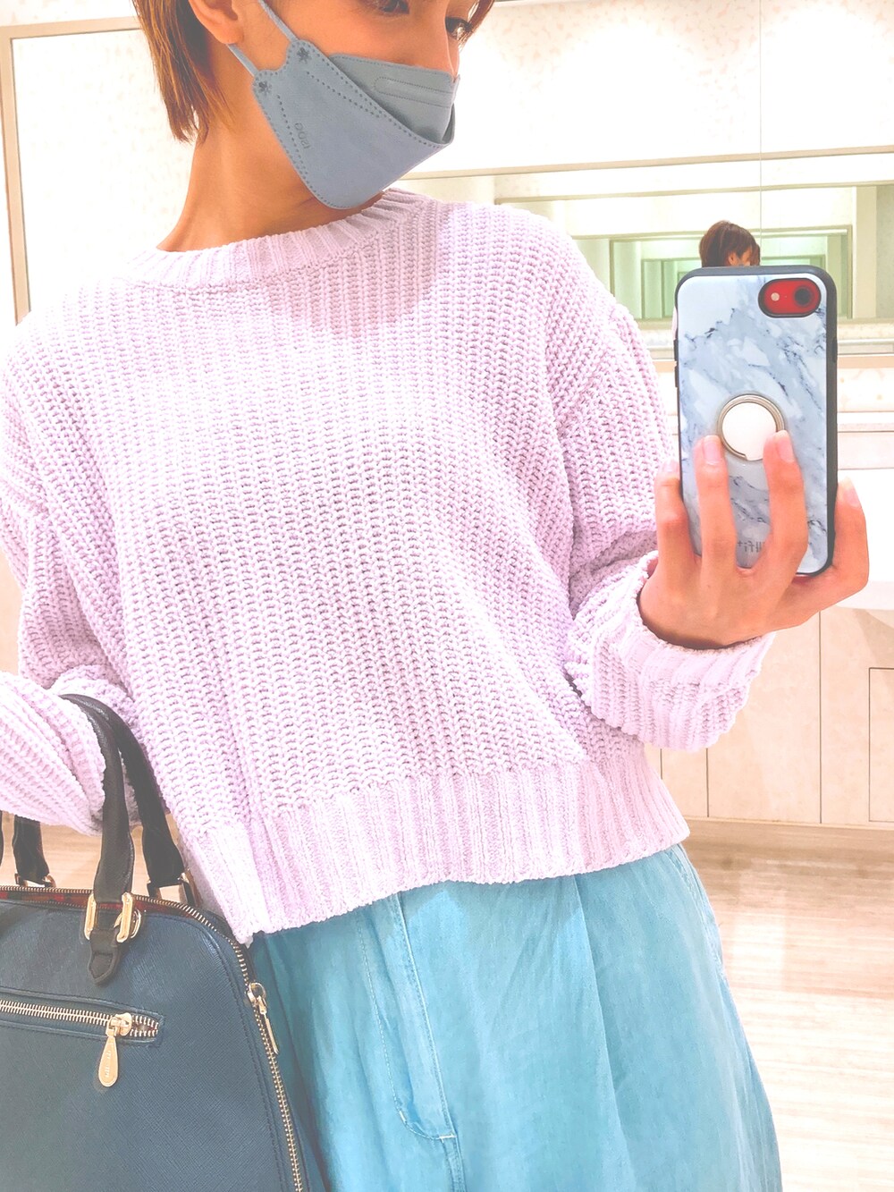 ピンク系のニット/セーターを着用したレディースの春コーディネートの2枚目の写真