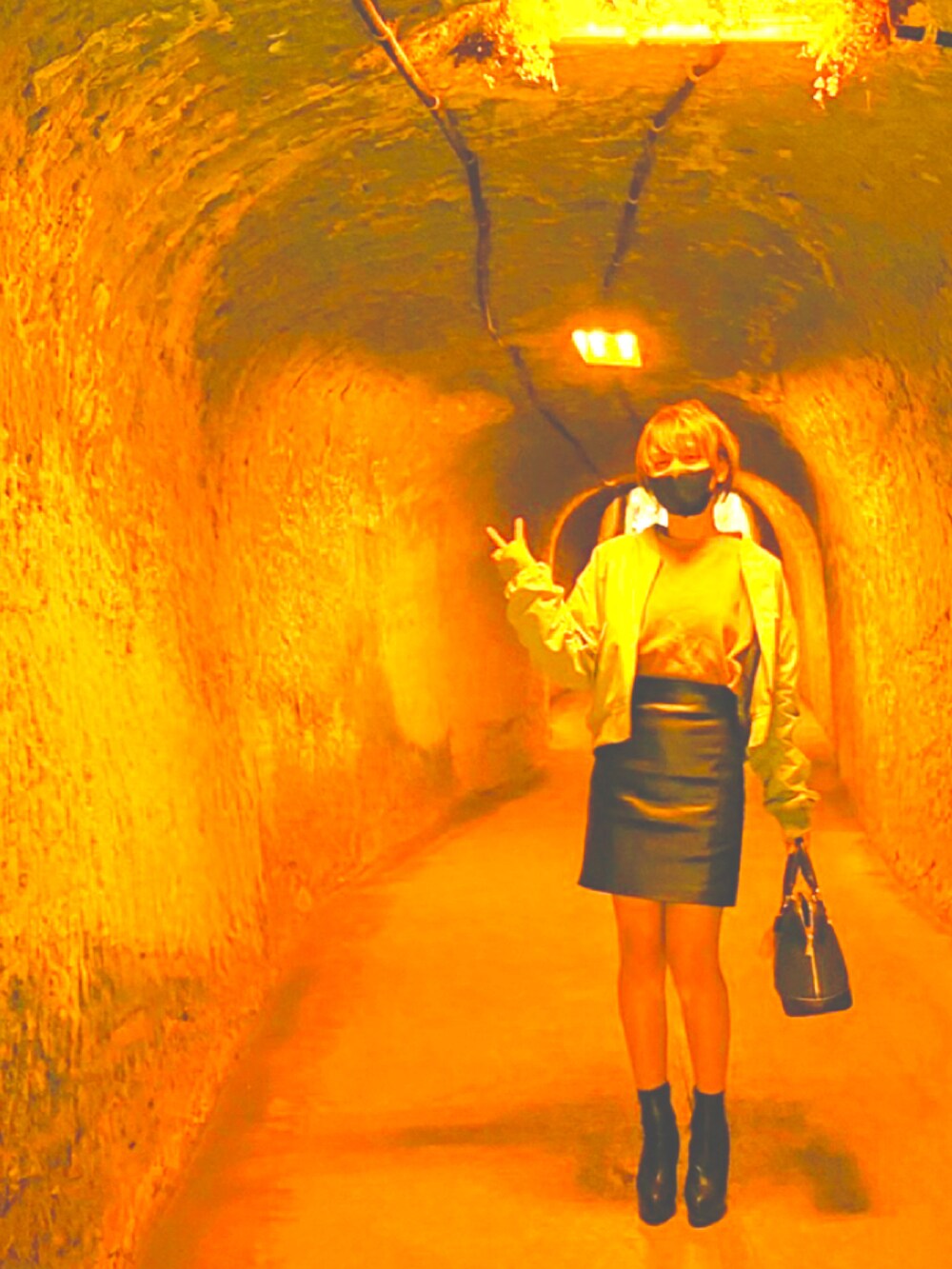 ブラウン系のトップス、ブラック系のスカート、グレー系のMA-1を着用したレディースの春コーディネートの2枚目の写真