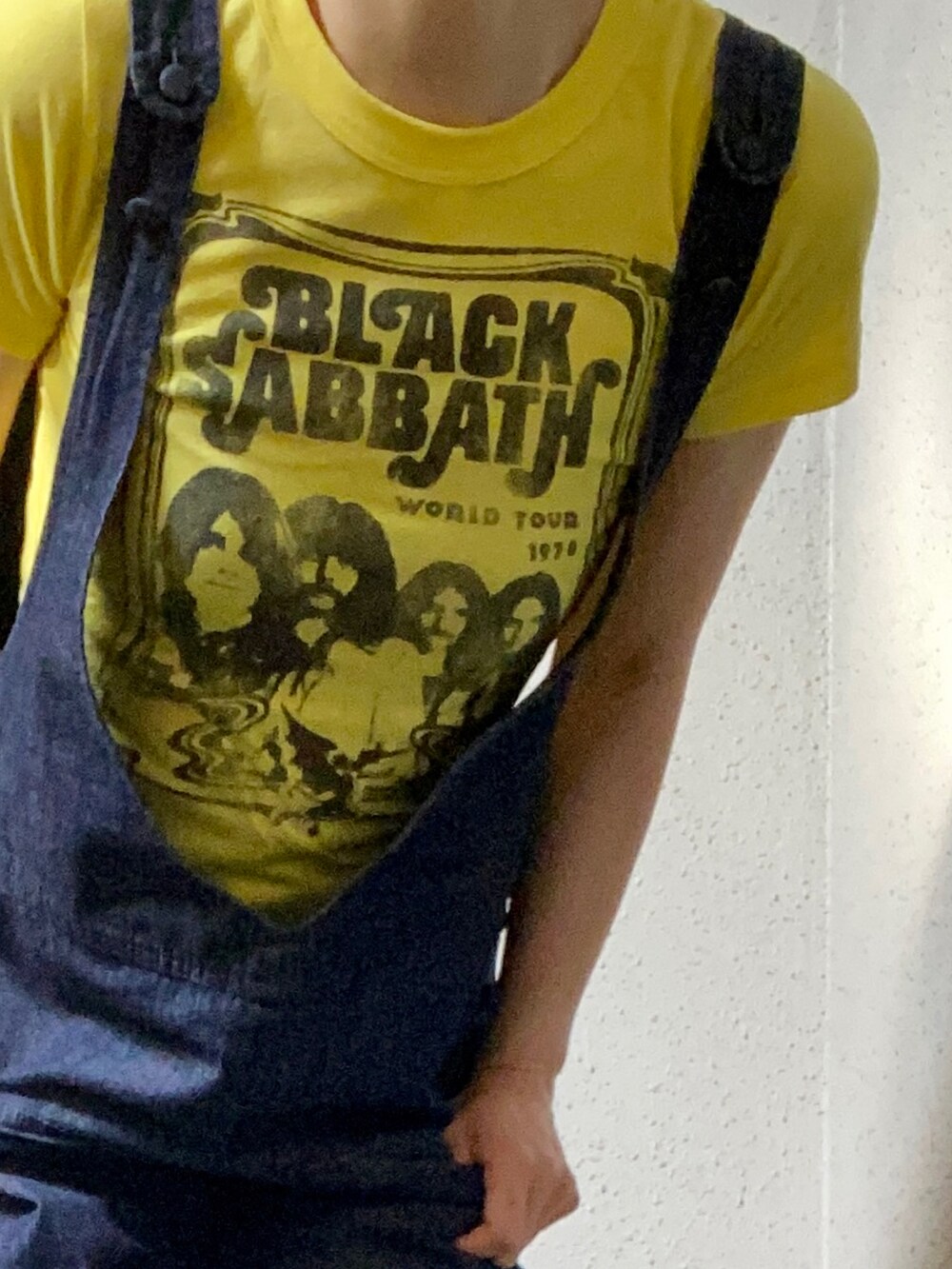 イエロー系のTシャツ/カットソー、ブルー系のサロペット/オーバーオール、ブラック系のサンダルを着用したレディースの夏コーディネートの2枚目の写真
