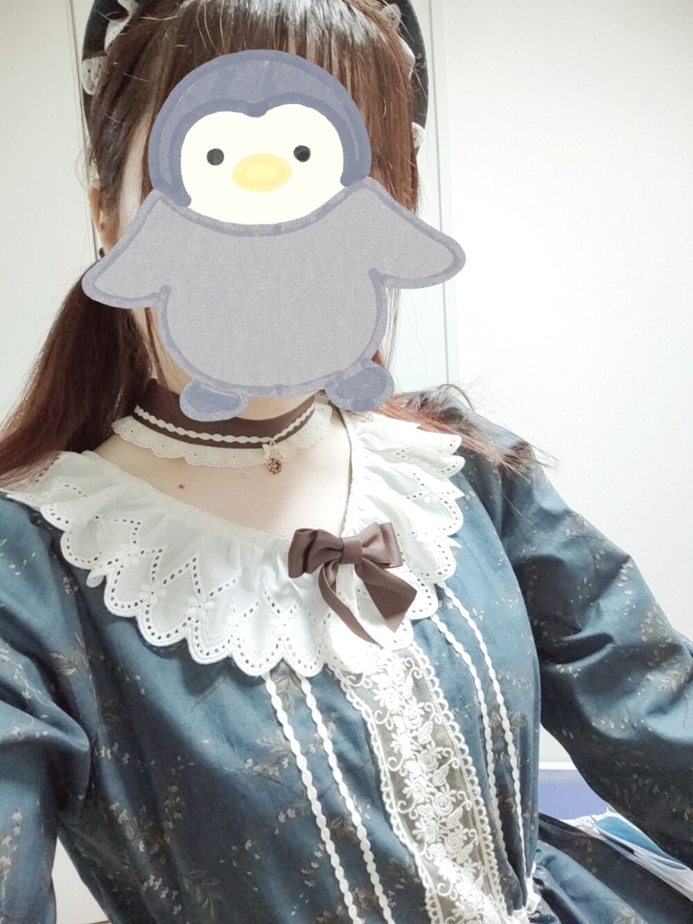 グリーン系のワンピースを着用したレディースの秋コーディネートの2枚目の写真