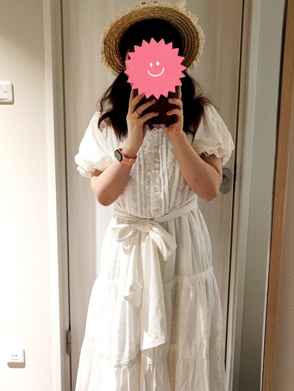 ホワイト系のワンピース、ホワイト系の帽子を着用したレディースの夏コーディネートの3枚目の写真