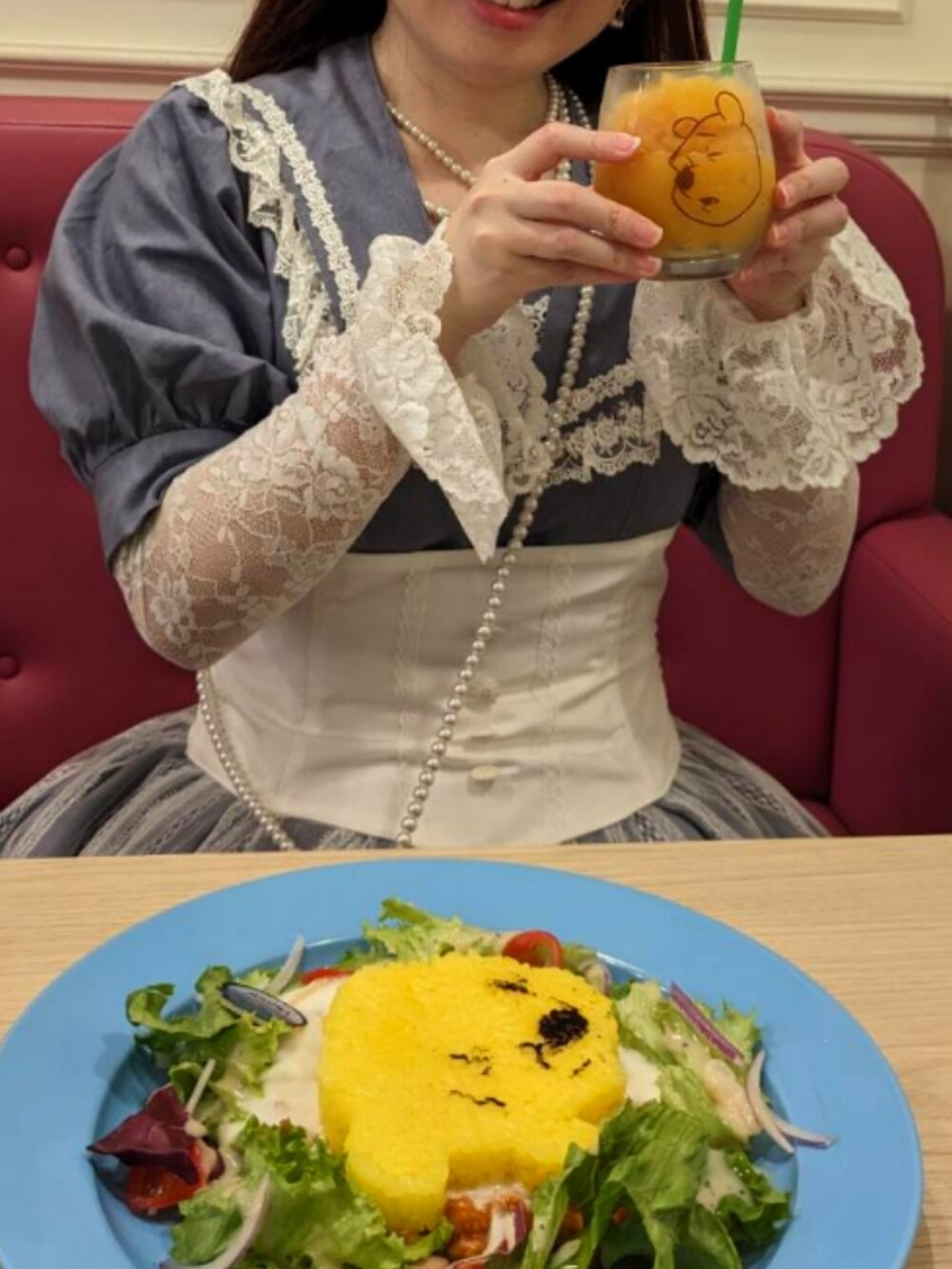 ホワイト系のスカート、パープル系のワンピース、パープル系のカーディガン/ボレロを着用したレディースの秋コーディネートの2枚目の写真