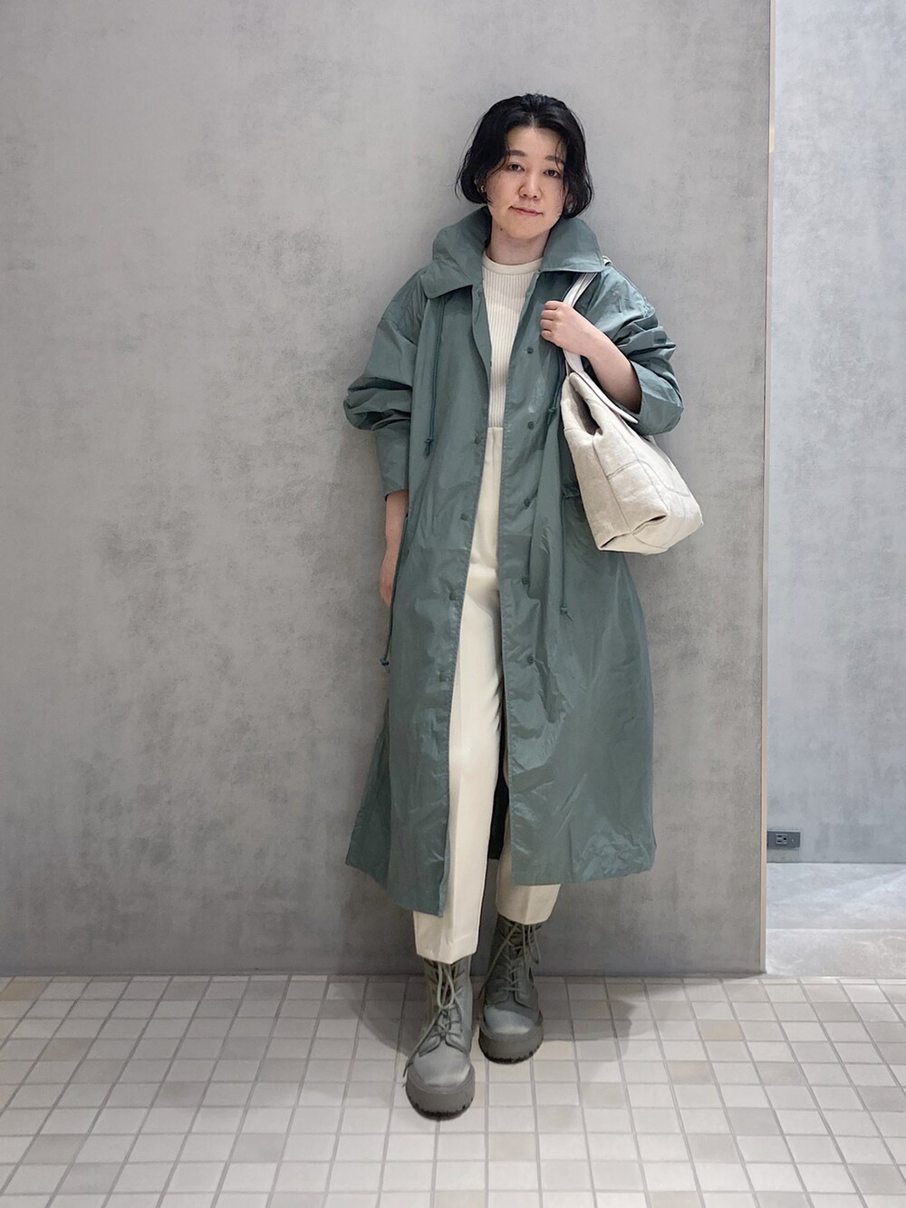 ベージュ系のトートバッグを着用したレディースの春コーディネートの3枚目の写真