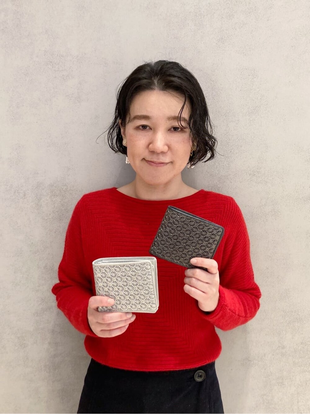 ゴールド系の財布、ピンク系の財布、ブラック系の財布を着用したレディースの夏コーディネートの2枚目の写真