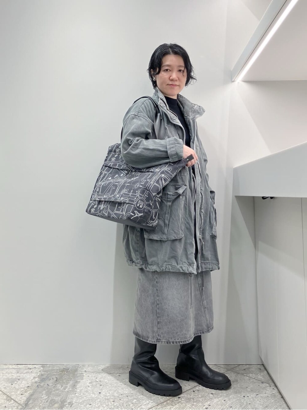 ブラック系のボストンバッグ、ベージュ系のボストンバッグ、ブラック系のショルダーバッグを着用したレディースの秋コーディネートの2枚目の写真