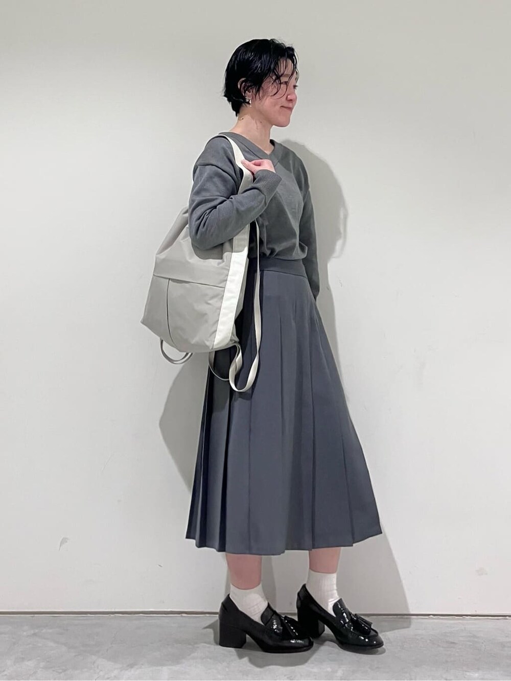 グレー系のバックパック/リュックを着用したレディースの冬コーディネートの3枚目の写真