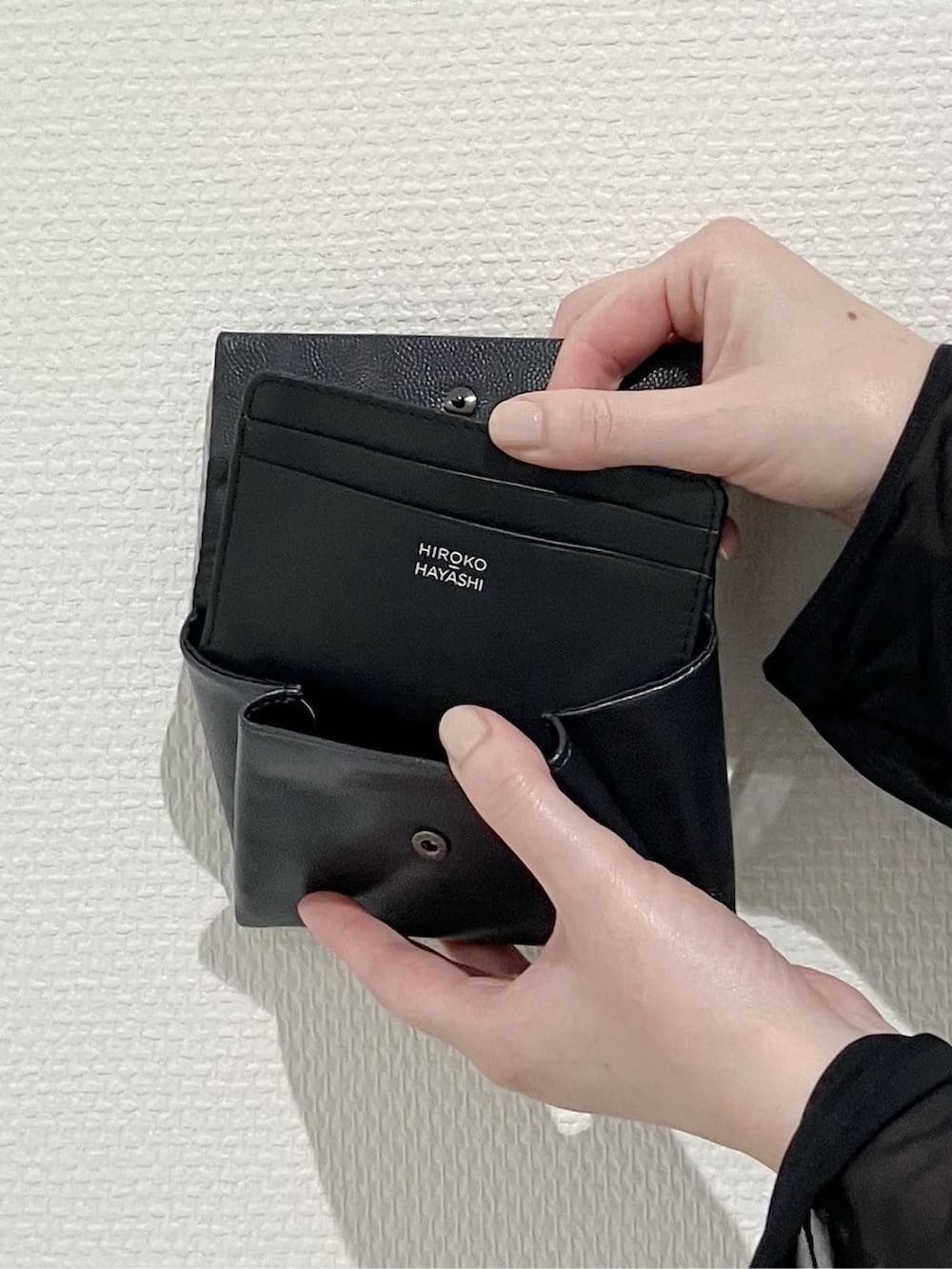 グレー系の財布、グレー系の財布を着用したレディースの秋コーディネートの5枚目の写真