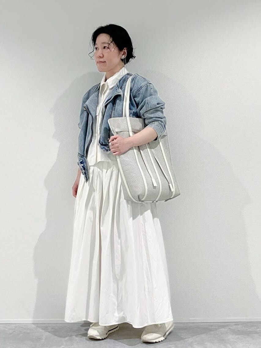 ブラック系のトートバッグ、ベージュ系のトートバッグ、ホワイト系のトートバッグを着用したレディースの夏コーディネートの5枚目の写真
