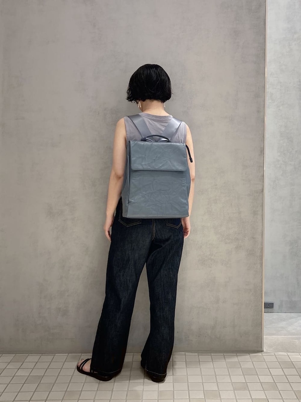 ブルー系のバックパック/リュックを着用したレディースの夏コーディネートの2枚目の写真