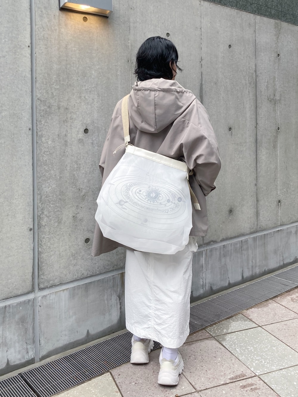「ホワイト、ビスチェ、ヒロコハヤシ、HIROKO HAYASHI、シアー」｜「HIROKO HAYASHIのFABRE（ファーブル）ショルダーバッグL（ショルダーバッグ、ホワイト系）」を使った、mc_hhさん（レディース・156cm）の春コーディネートの3枚目の写真