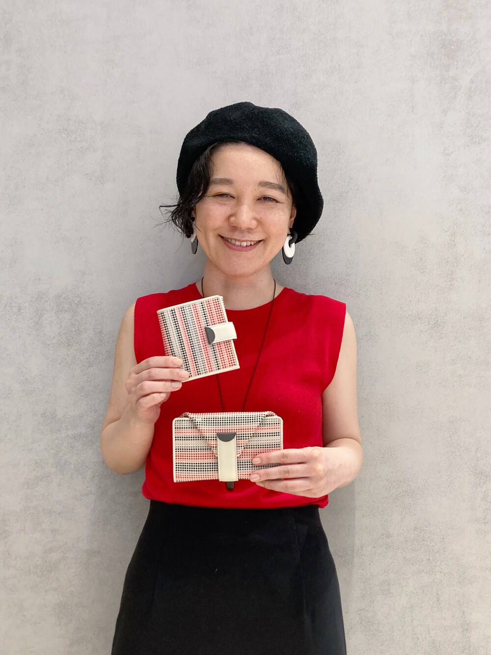 ピンク系の財布、ピンク系の財布、ピンク系の財布を着用したレディースの夏コーディネートの2枚目の写真