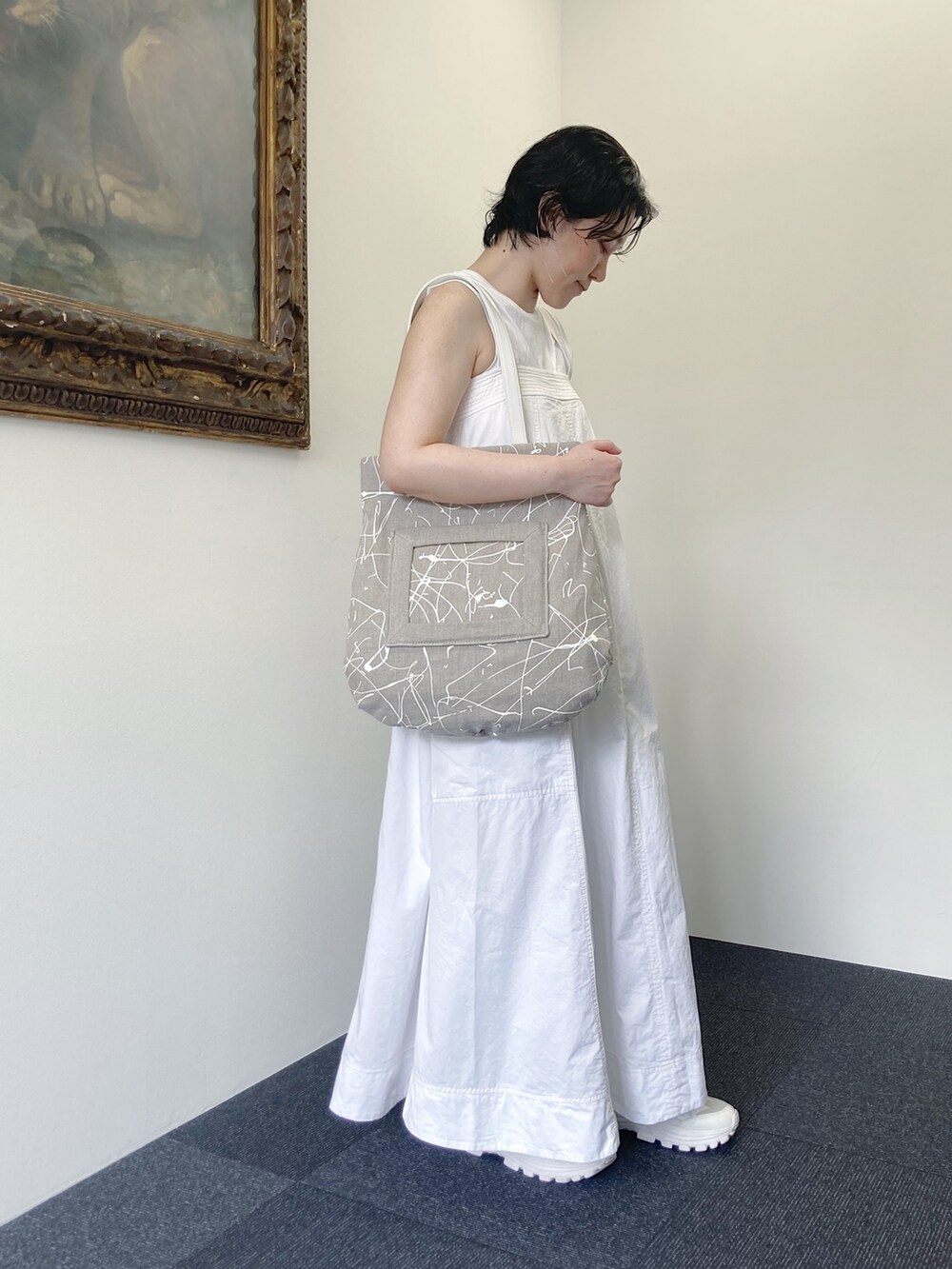 「トートバッグ、ヒロコハヤシ、HIROKO HAYASHI、HIROKOHAYASHI、ホワイト、ワンピース、カジュアル」｜「HIROKO HAYASHIのVERNICE（ベルニーチェ）トートバッグ（トートバッグ、ベージュ系）」を使った、mc_hhさん（レディース・156cm）の夏コーディネートの2枚目の写真