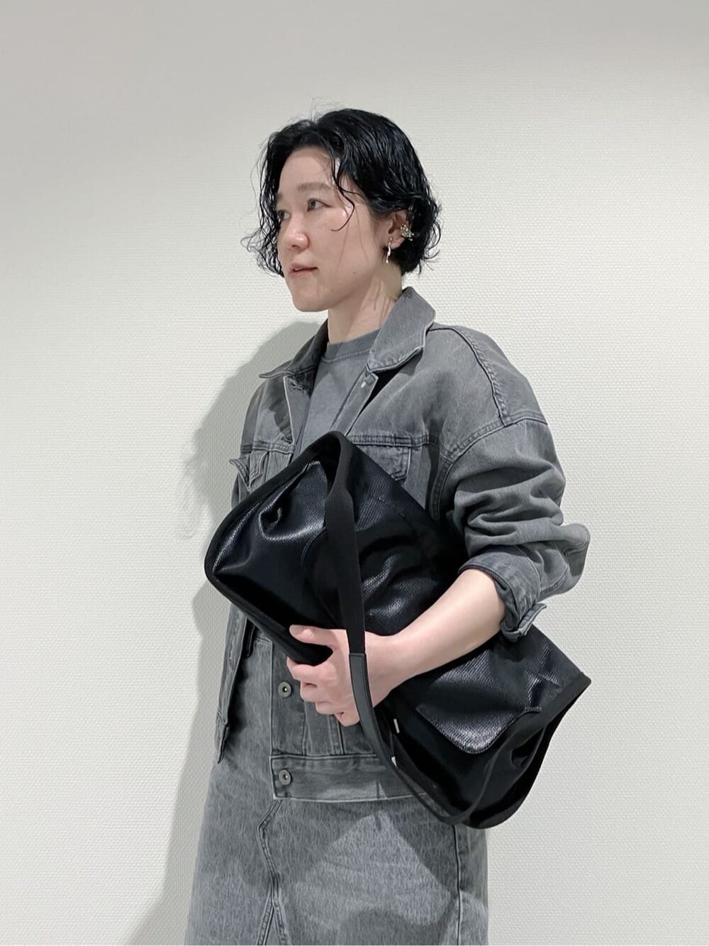 ブラック系のトートバッグ、ブルー系のトートバッグを着用したレディースの春コーディネートの9枚目の写真