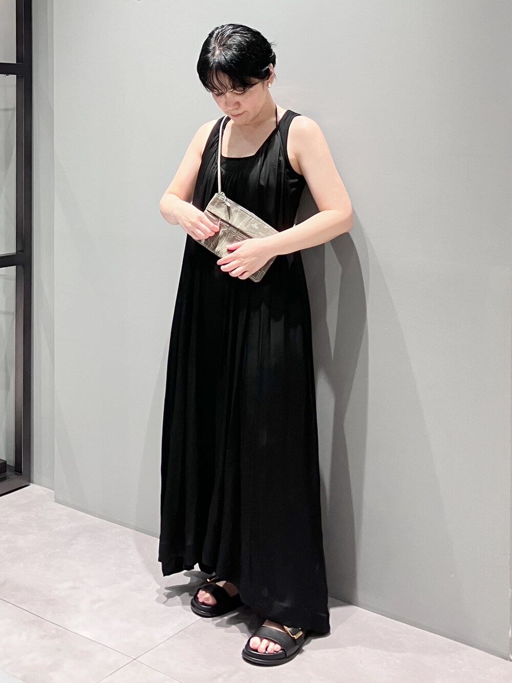 ブラック系のショルダーバッグ、ベージュ系のショルダーバッグを着用したレディースの夏コーディネートの7枚目の写真