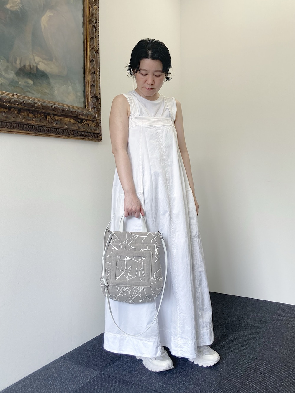 「ショルダーバッグ、ヒロコハヤシ、HIROKO HAYASHI、HIROKOHAYASHI、ワンピース、ホワイト、カジュアル」｜「HIROKO HAYASHIのVERNICE（ベルニーチェ）ショルダーバッグ（ショルダーバッグ、ベージュ系）」を使った、mc_hhさん（レディース・156cm）の夏コーディネートの2枚目の写真