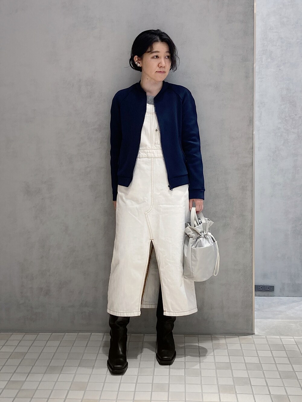 グレー系のショルダーバッグを着用したレディースの春コーディネートの2枚目の写真