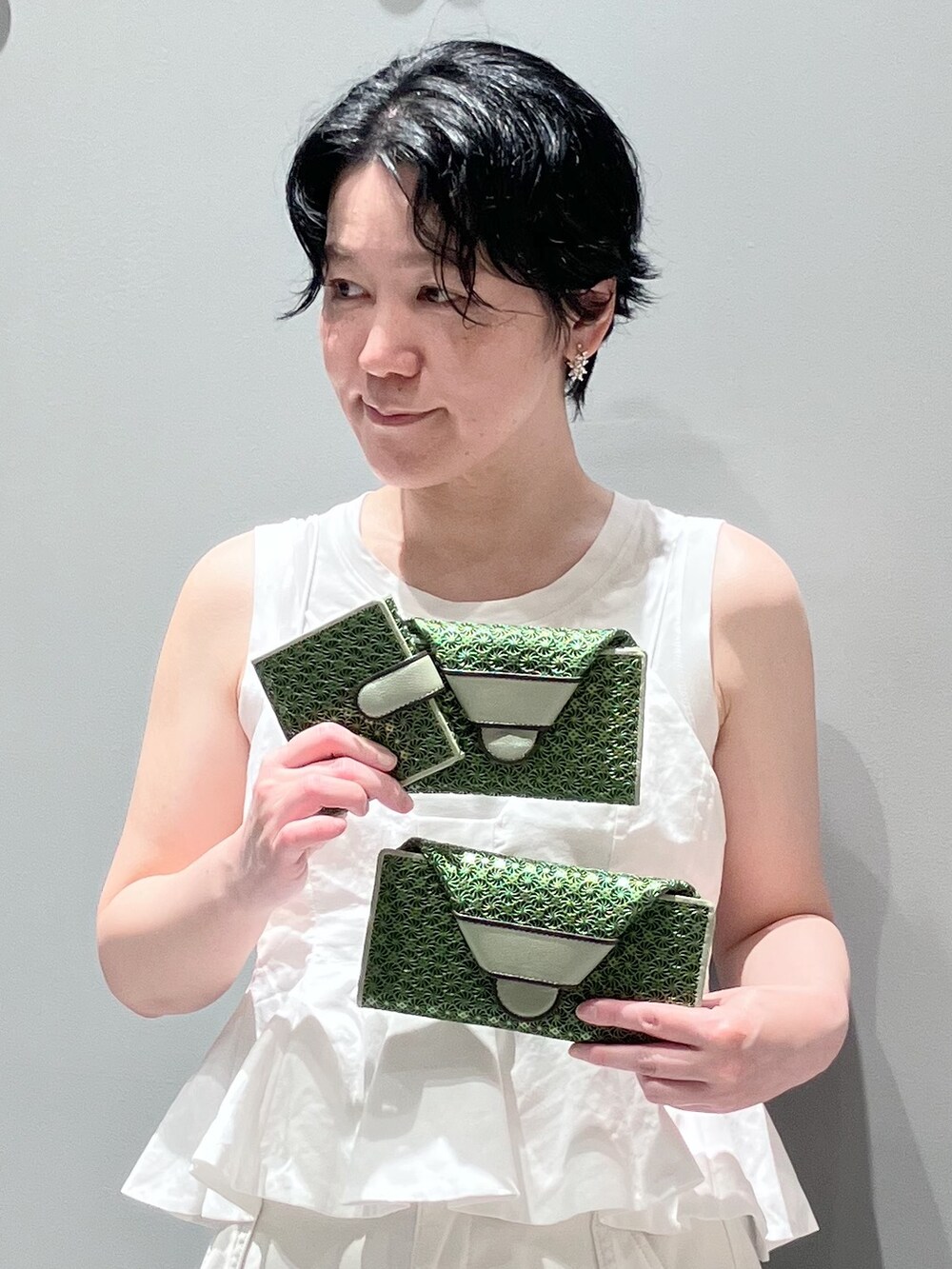 グリーン系の財布、グリーン系の財布、グリーン系の財布を着用したレディースの夏コーディネートの2枚目の写真