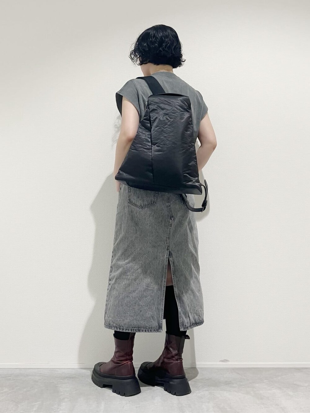 ブラック系のバックパック/リュック、グレー系のバックパック/リュックを着用したレディースの夏コーディネートの3枚目の写真