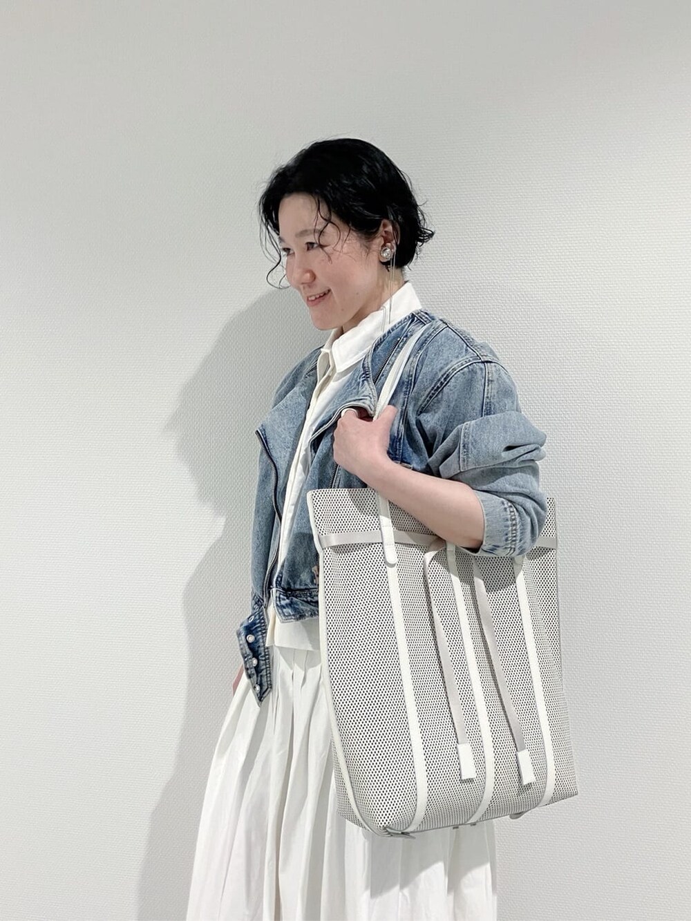 ブラック系のトートバッグ、ベージュ系のトートバッグ、ホワイト系のトートバッグを着用したレディースの夏コーディネートの6枚目の写真