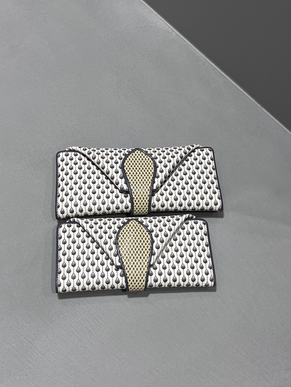 イエロー系の財布、ブルー系の財布、ブルー系の財布を着用したレディースの夏コーディネートの3枚目の写真