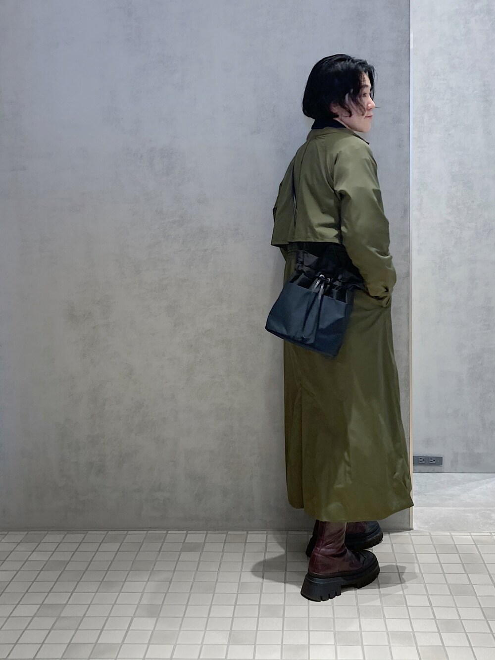 ブルー系のショルダーバッグを着用したレディースの春コーディネートの3枚目の写真