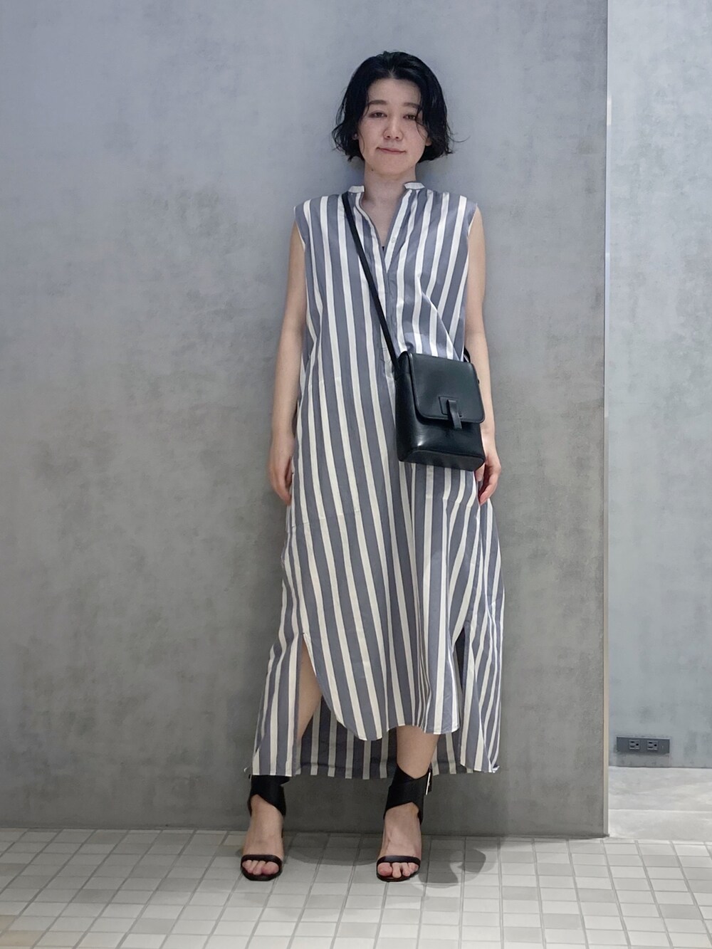 ブラック系のショルダーバッグを着用したレディースの春コーディネートの3枚目の写真