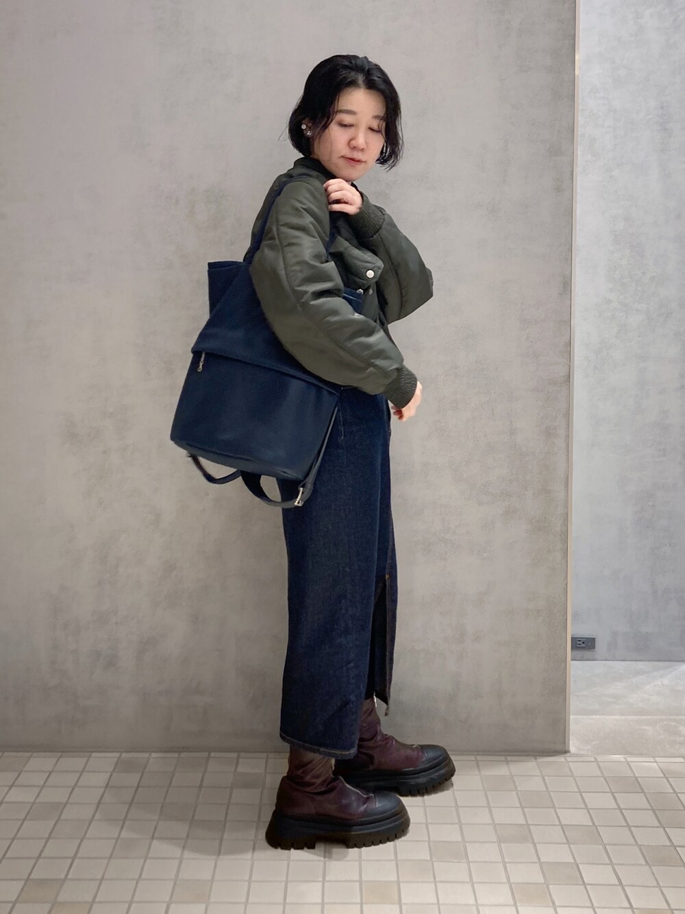 ブルー系のバックパック/リュックを着用したレディースの春コーディネートの4枚目の写真