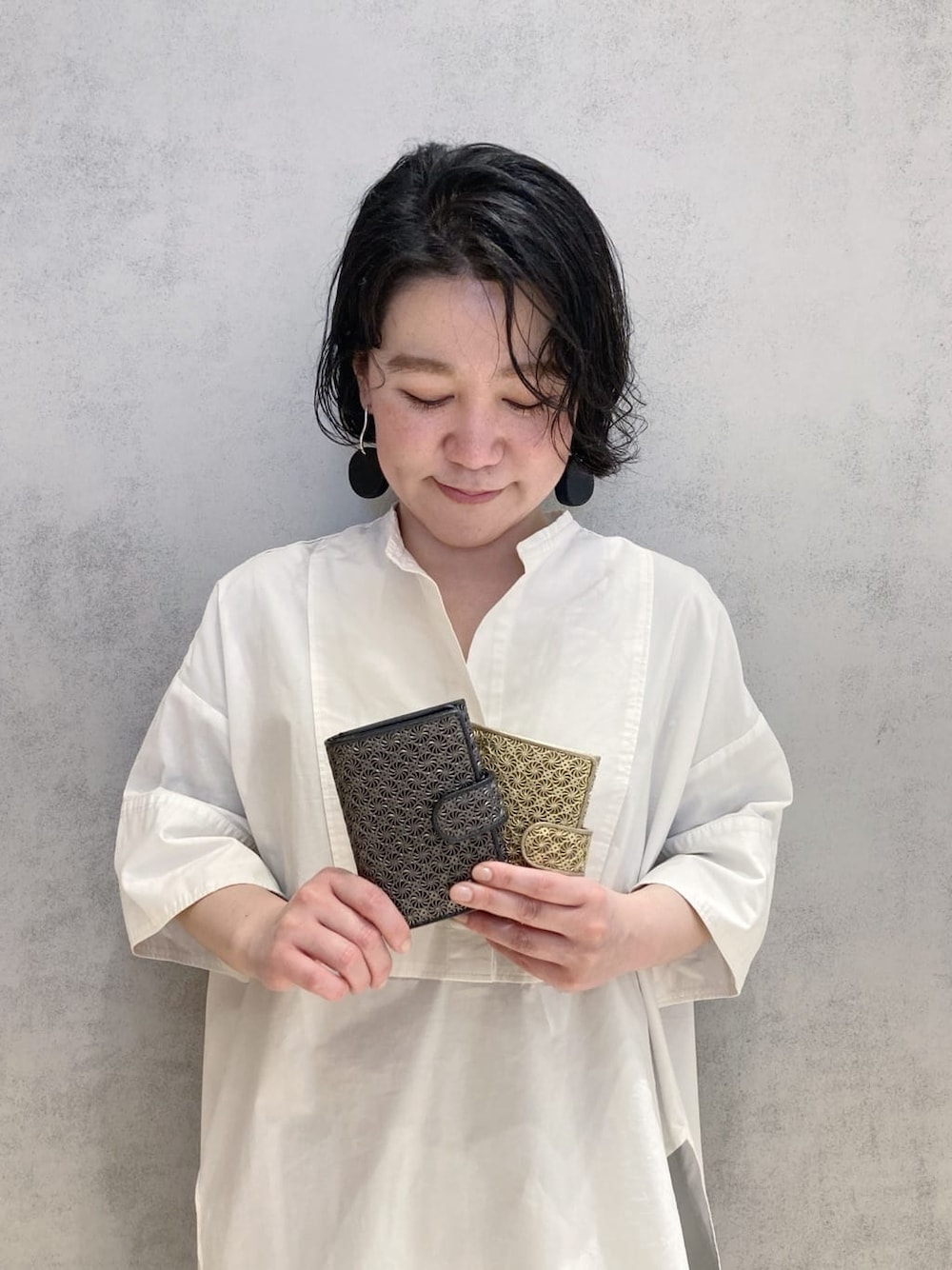 ブラック系の財布、ゴールド系の財布、ピンク系の財布を着用したレディースの夏コーディネートの3枚目の写真