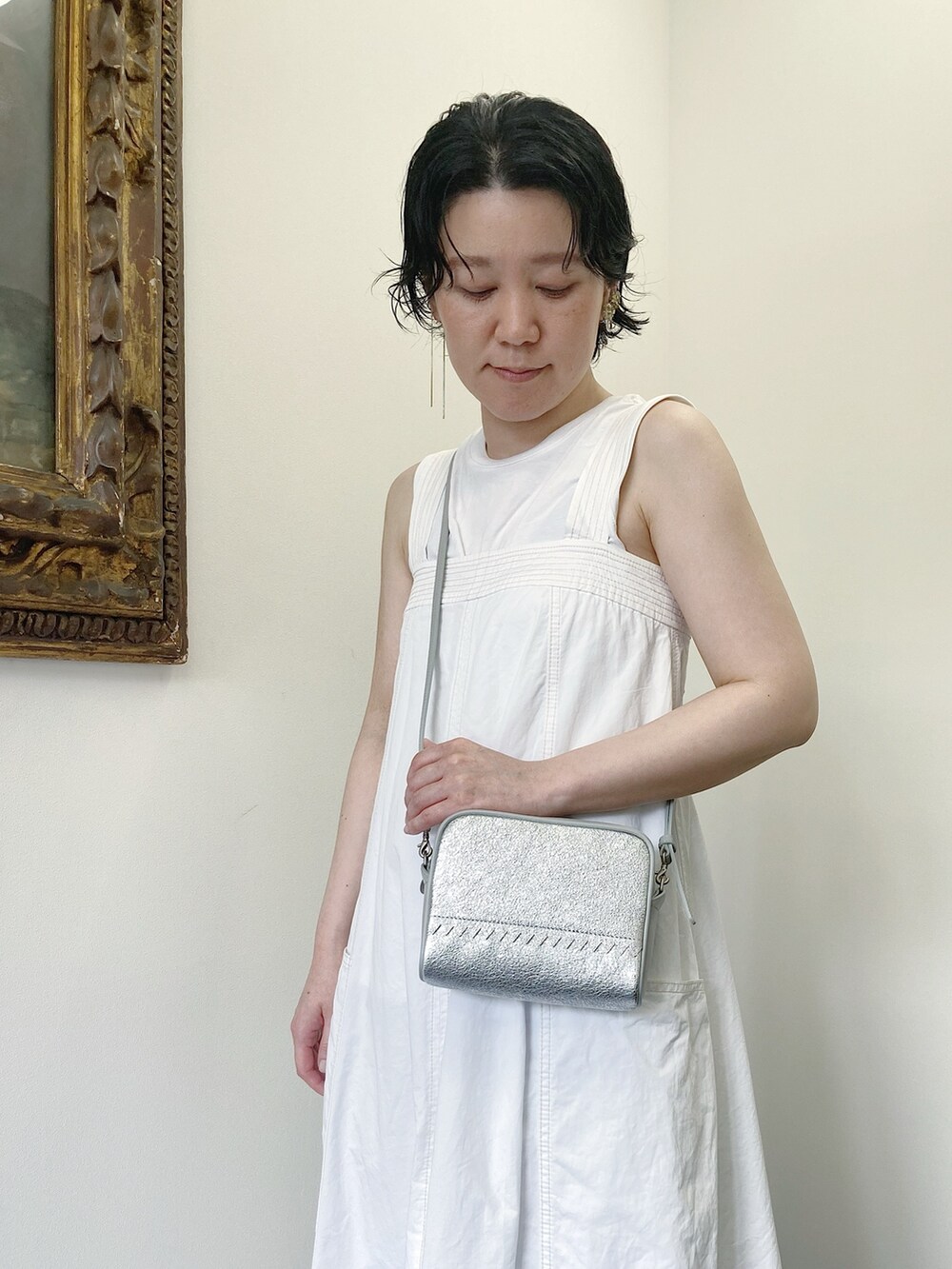 「ショルダーバッグ、ヒロコハヤシ、HIROKO HAYASHI、HIROKOHAYASHI、シルバー、ホワイト、ワンピース、カジュアル」｜「HIROKO HAYASHIの【WEB・梅田限定】CUCINETTA（クチネッタ）ショルダーバッグ（ショルダーバッグ、シルバー系）」を使った、mc_hhさん（レディース・156cm）の夏コーディネートの2枚目の写真