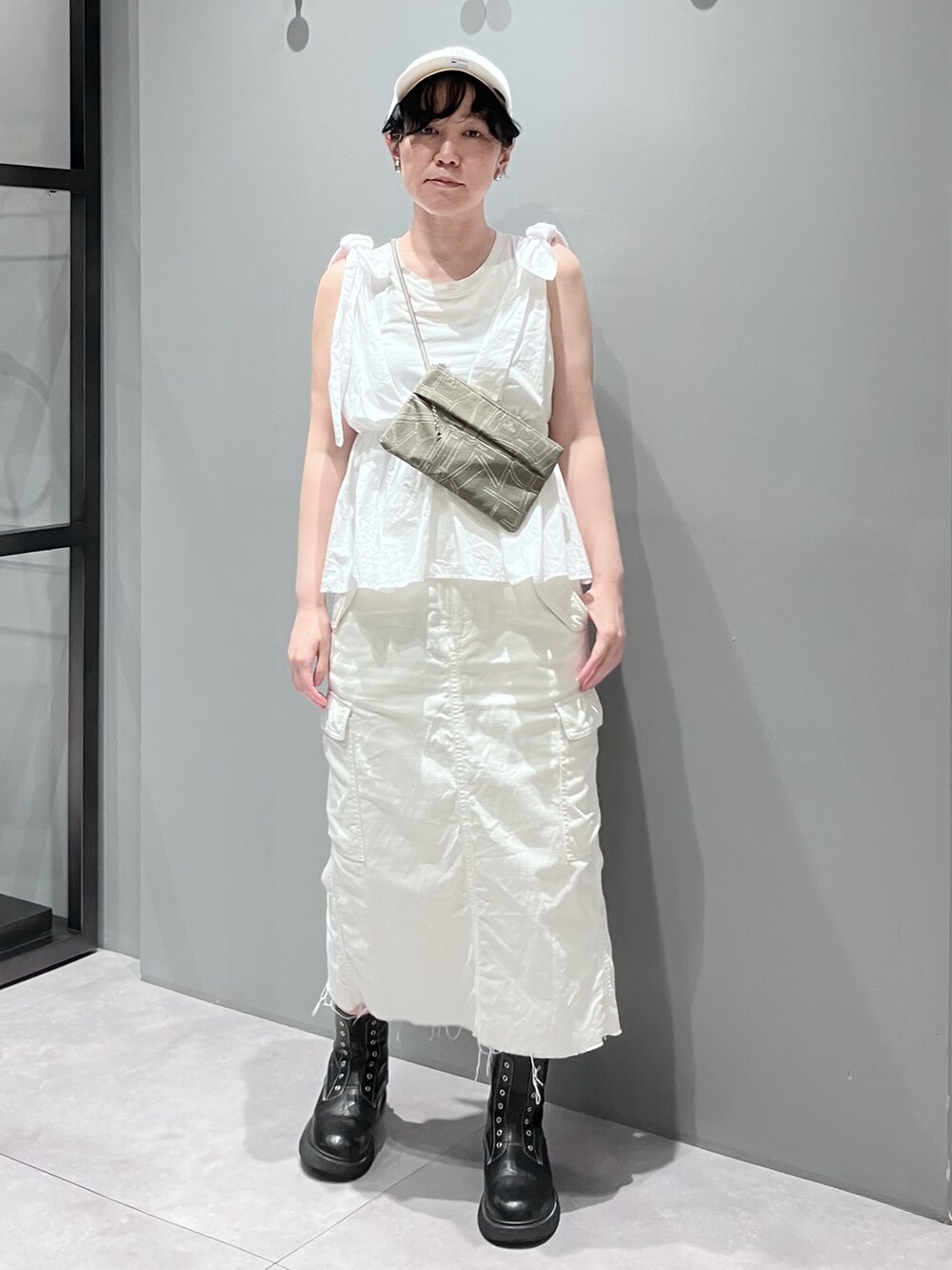 ブラック系のショルダーバッグ、ベージュ系のショルダーバッグを着用したレディースの夏コーディネートの6枚目の写真