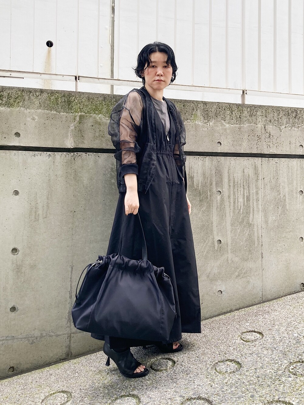 「トートバッグ、HIROKO HAYASHI、HIROKOHAYASHI、ヒロコハヤシ、ブラック、カジュアル、ワンピース」｜「HIROKO HAYASHIのLUINI SATINE（ルイーニ サティーネ）トートバッグ（トートバッグ、ブラック系）」を使った、mc_hhさん（レディース・156cm）の夏コーディネートの3枚目の写真
