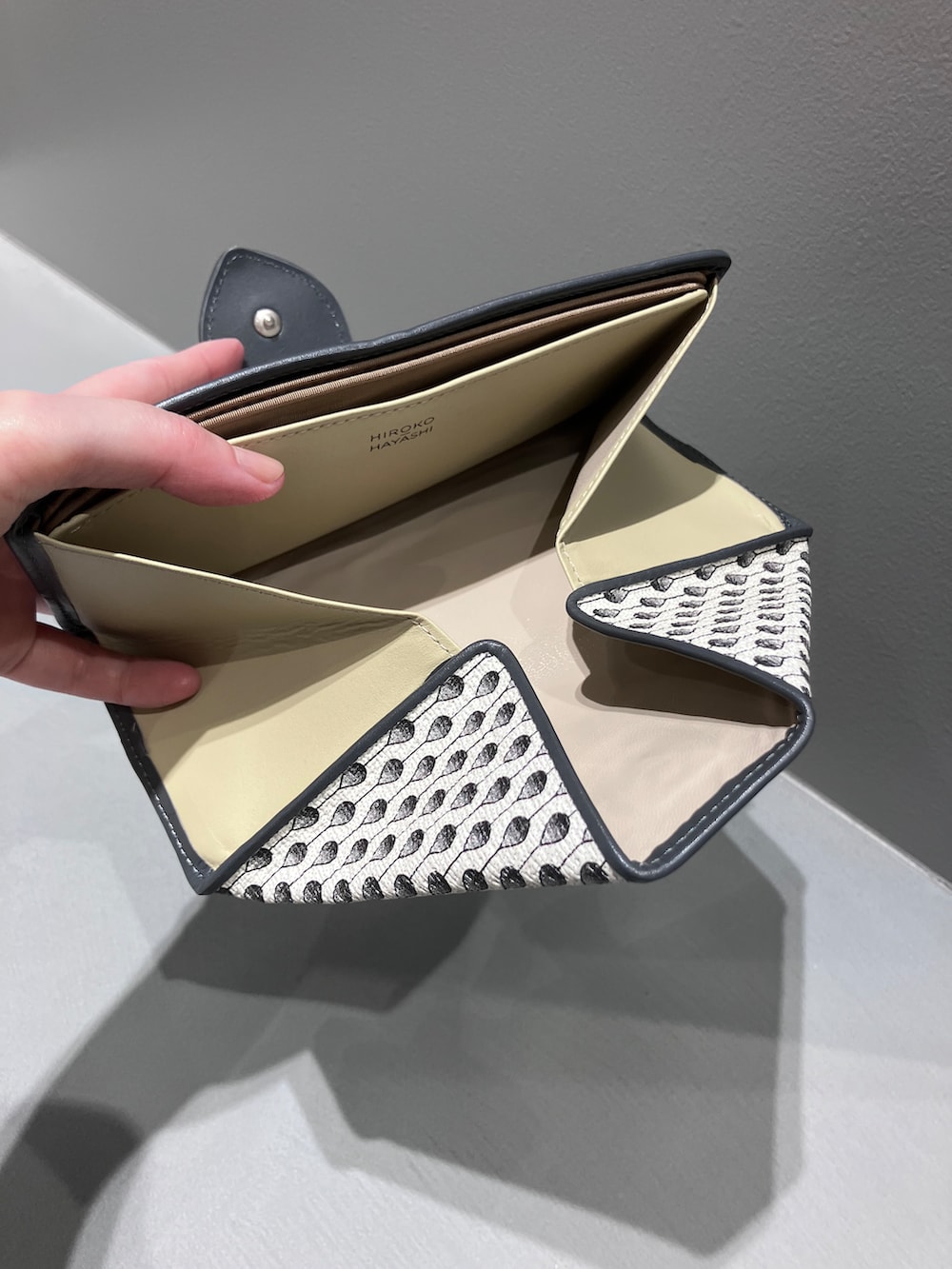 イエロー系の財布、ブルー系の財布、ブルー系の財布を着用したレディースの夏コーディネートの7枚目の写真