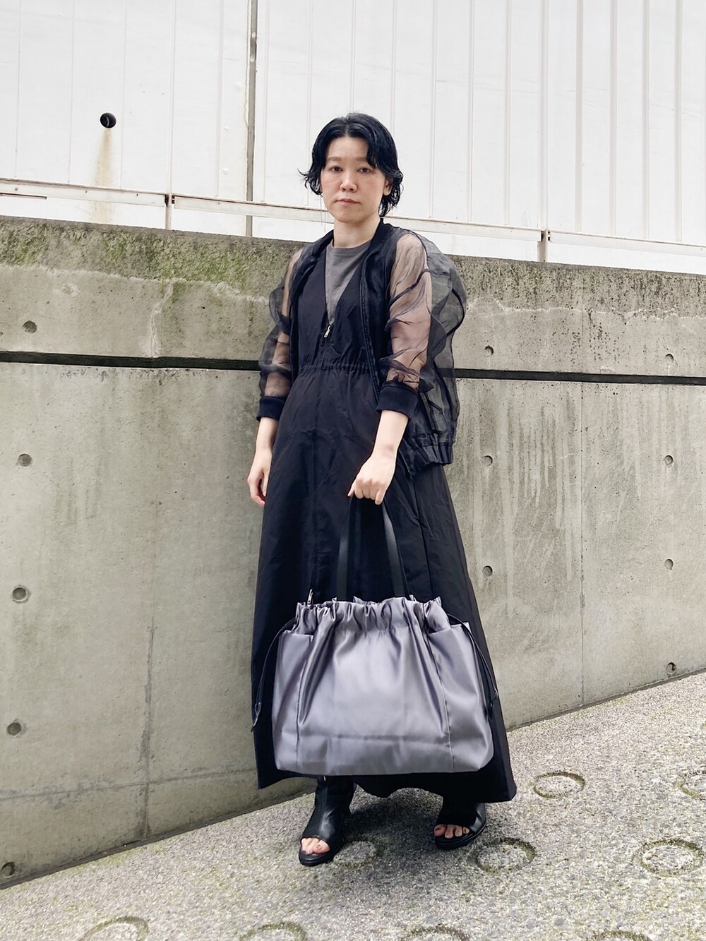 「トートバッグ、ヒロコハヤシ、HIROKO HAYASHI、HIROKOHAYASHI、ワンピース、ブラック、カジュアル」｜「HIROKO HAYASHIのLUINI SATINE（ルイーニ サティーネ）トートバッグ（トートバッグ、ブラック系）」を使った、mc_hhさん（レディース・156cm）の夏コーディネートの3枚目の写真