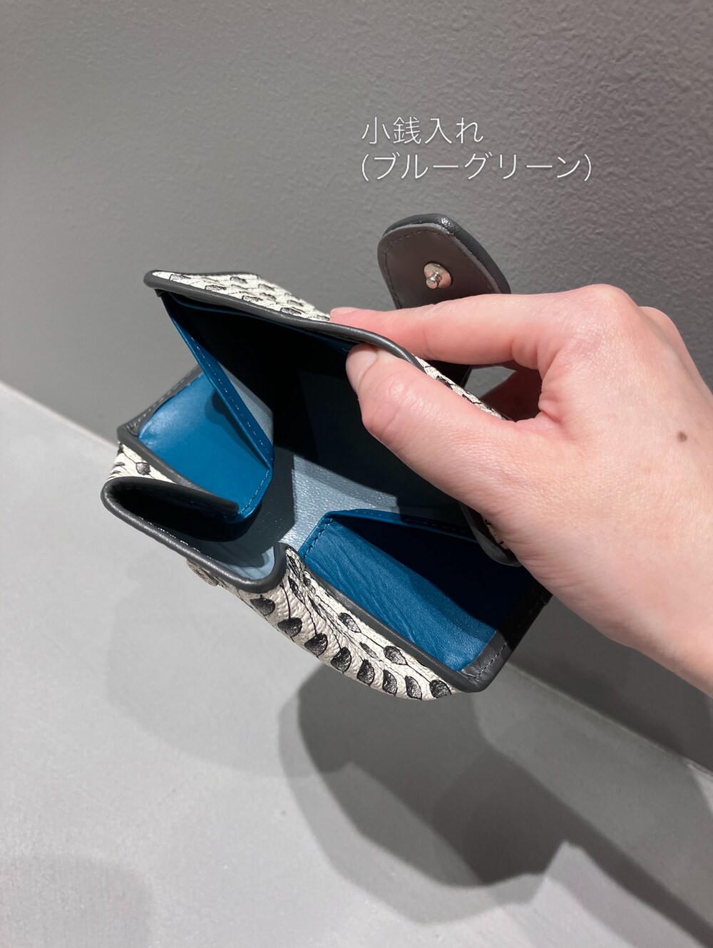 イエロー系の財布、ブルー系の財布、イエロー系の財布を着用したレディースの夏コーディネートの9枚目の写真
