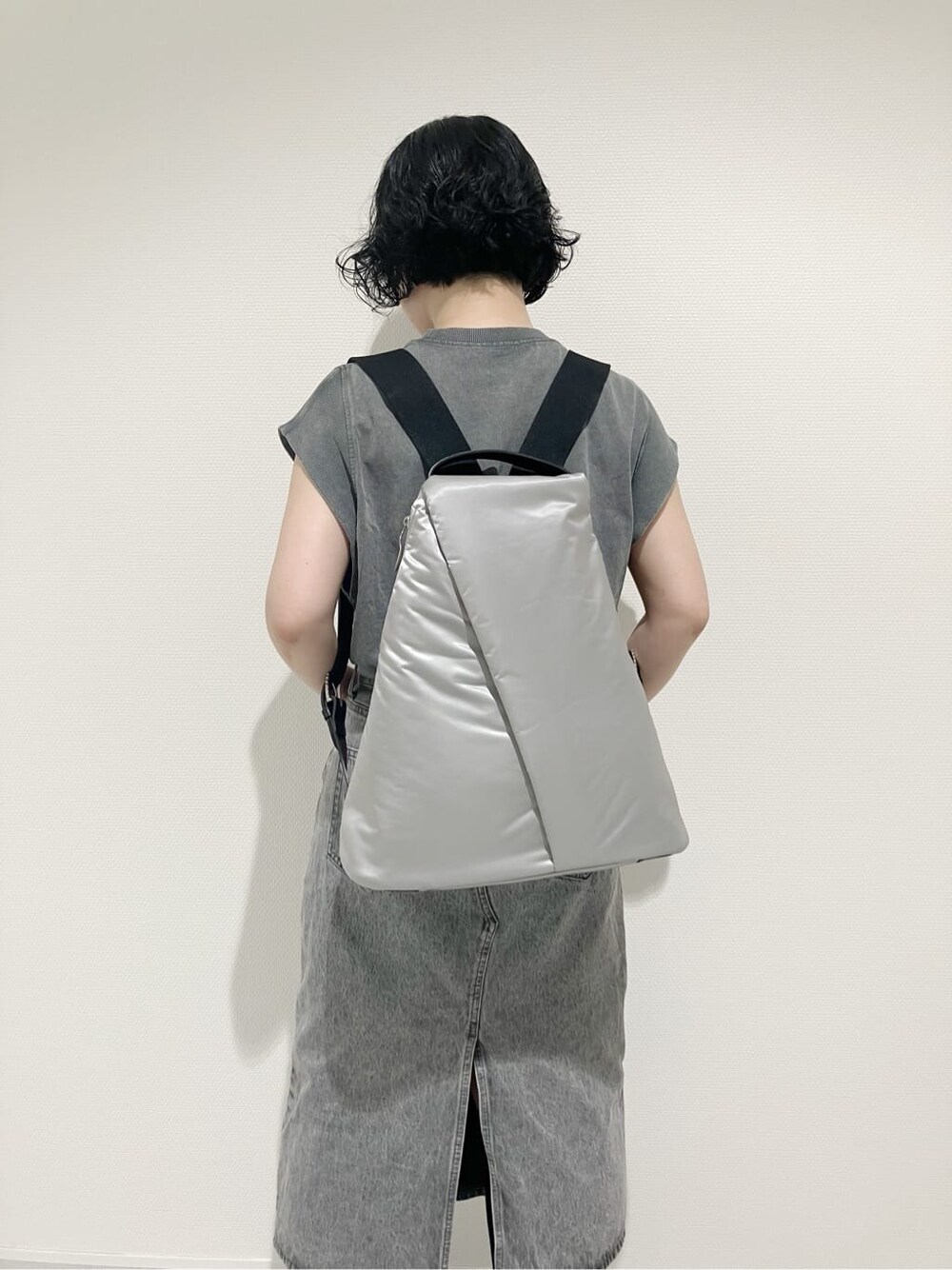 グレー系のバックパック/リュック、ブラック系のバックパック/リュックを着用したレディースの夏コーディネートの3枚目の写真