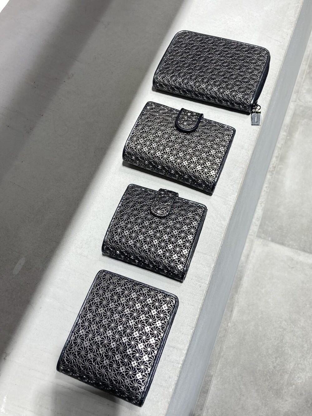 ブラック系の財布、ゴールド系の財布、ピンク系の財布を着用したレディースの夏コーディネートの9枚目の写真