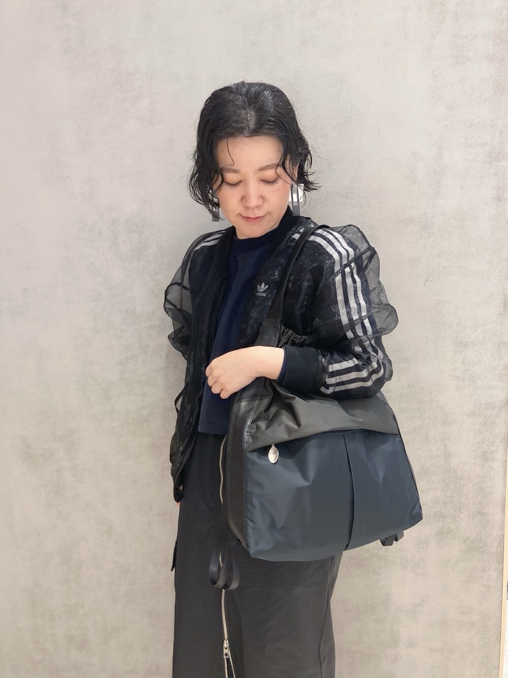 「ネイビー、ナップサック、リュック、カジュアル、HIROKO HAYASHI、HIROKOHAYASHI、ヒロコハヤシ」｜「HIROKO HAYASHIのLUINI(ルイーニ)2wayナップサック（バックパック/リュック、ブルー系）」を使った、mc_hhさん（レディース・156cm）の春コーディネートの4枚目の写真
