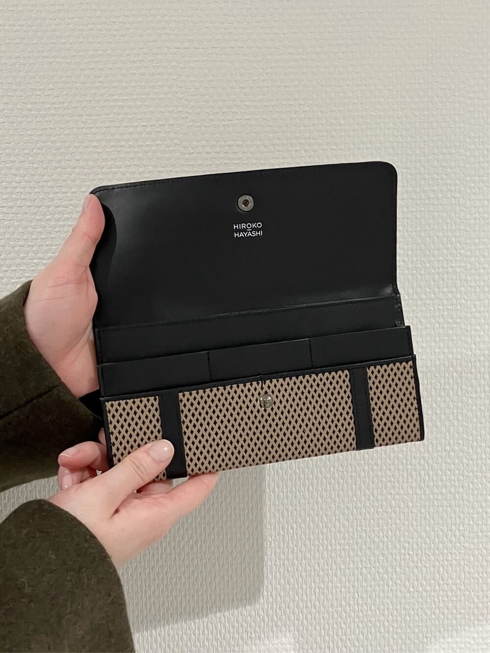 ブラック系の財布、ベージュ系の財布、ブラック系の財布を着用したレディースの冬コーディネートの4枚目の写真