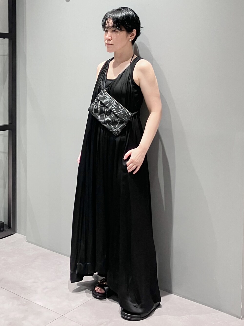 ブラック系のショルダーバッグ、ベージュ系のショルダーバッグを着用したレディースの夏コーディネートの2枚目の写真